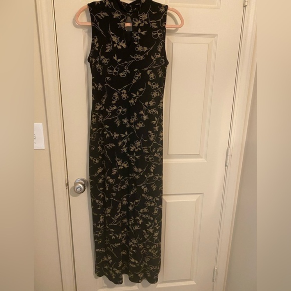 This sleeveless dress has no tags, but is it extra small?